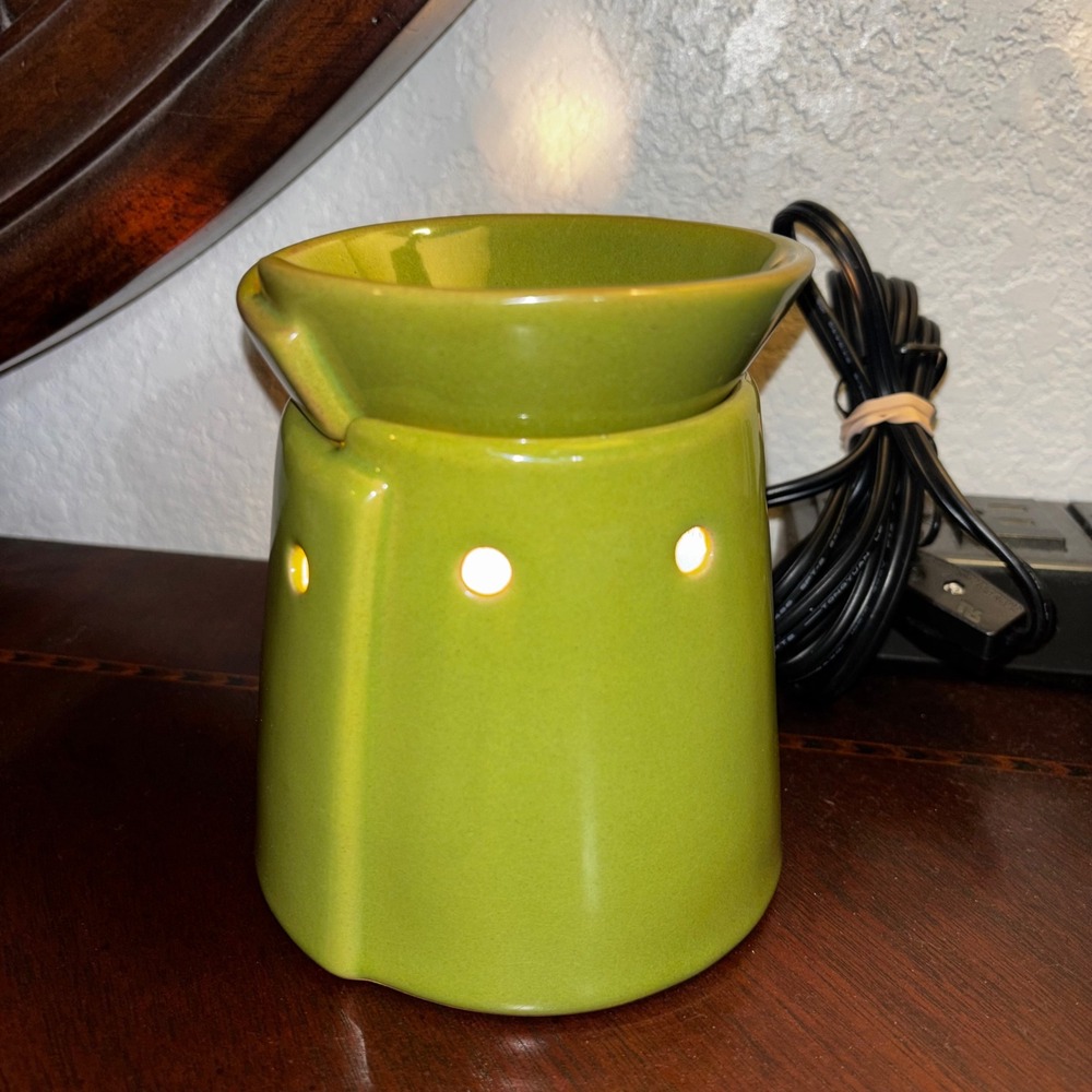 Scentsy Electric Wax Warmer Lime Green Ceramic Modern Wrap Design with 20W bulb